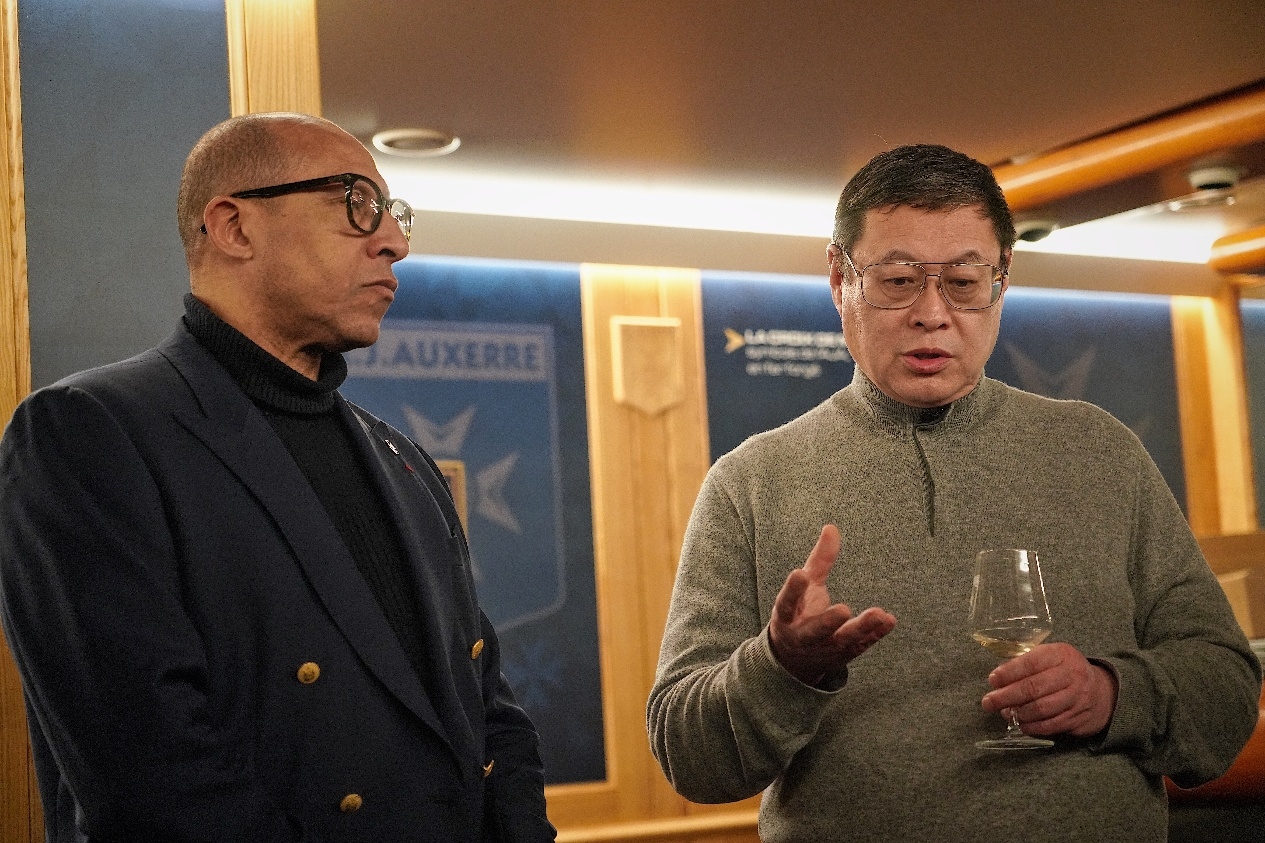 法國(guó)足協(xié)主席迪亞洛做客歐塞爾,并與董事會(huì)主席周云杰會(huì)晤